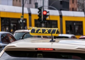 A taxi driver is accused of stealing a customer’s phone, through which he spent 15,000 lei from his accounts
