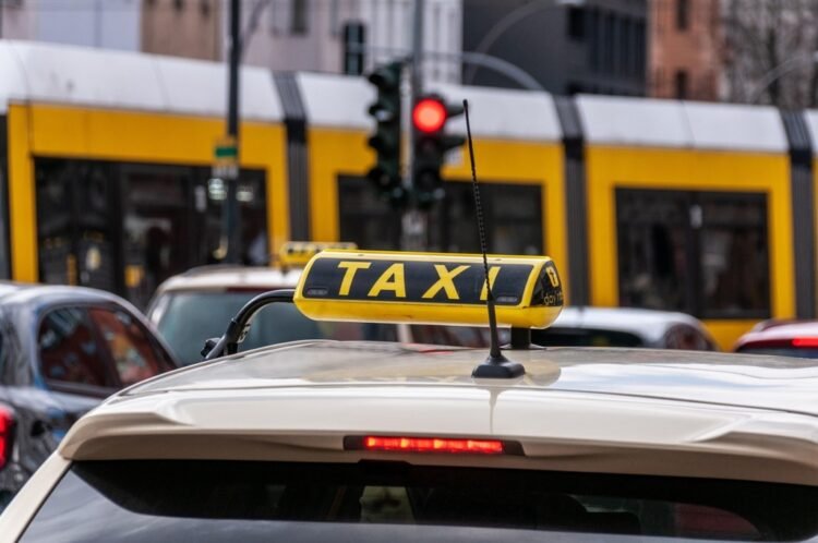 A taxi driver is accused of stealing a customer’s phone, through which he spent 15,000 lei from his accounts