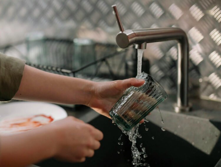The call of the drinking water supplier from 3 counties: “Don’t water the gardens!”. Irrigation and pool filling can leave others without running water