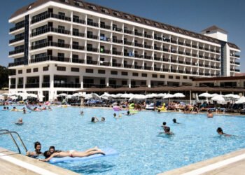 33-year-old Romanian, arrested in Spain after kissing a 4-year-old child at the hotel pool