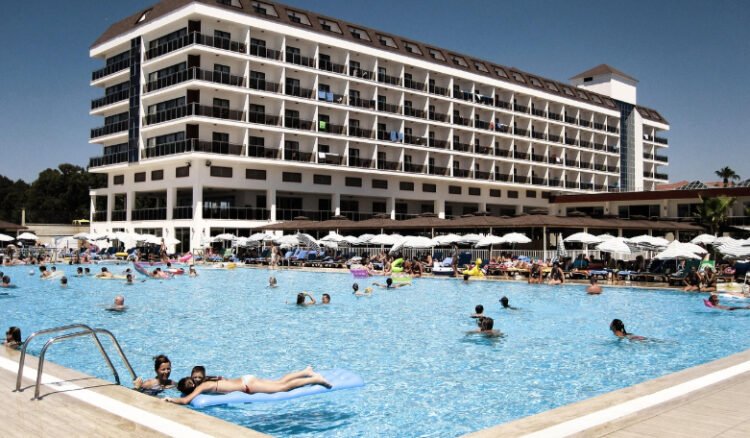 33-year-old Romanian, arrested in Spain after kissing a 4-year-old child at the hotel pool
