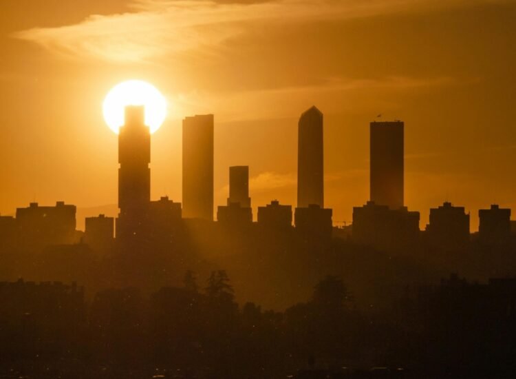 The “heat dome” has settled over Europe. Temperatures will reach 40 degrees, well above normal for this period