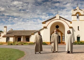 24 horas en el monasterio: cómo se vive entre monjes de semiclausura, salmos al amanecer y comida frugal