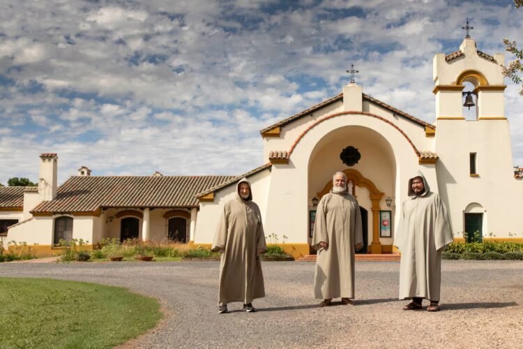 24 horas en el monasterio: cómo se vive entre monjes de semiclausura, salmos al amanecer y comida frugal