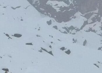 A Mount Everest guide survived a six-day ordeal by eating chocolate and chewing ice