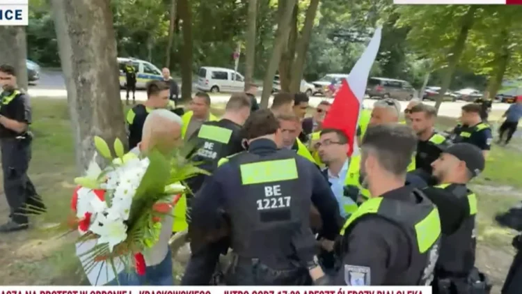 Berlin police block cross honoring Polish victims of German wartime crimes