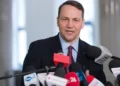 Sikorski resorts to “both sides” rhetoric in Ukraine history dispute