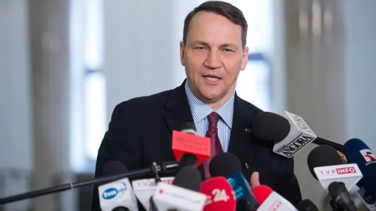 Sikorski resorts to “both sides” rhetoric in Ukraine history dispute