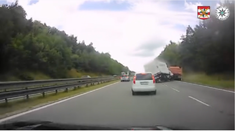 VIDEO: Horror crash on the highway. The driver drove into a parked Tatra without braking – Transport – Car