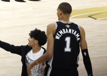 The NBA announced extremely strict sanctions for a spectator who entered the court