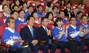 Ruling party set for landslide with wins in Seoul, Busan: exit polls