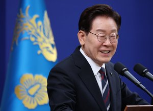 Lee set to host ambassadors over chimaek at Cheong Wa Dae
