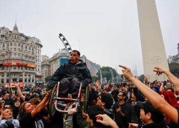“The sadness is enormous”: thousands of fans said goodbye to Indio Solari at the Obelisk