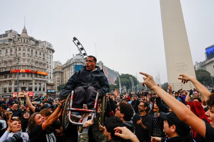 “The sadness is enormous”: thousands of fans said goodbye to Indio Solari at the Obelisk