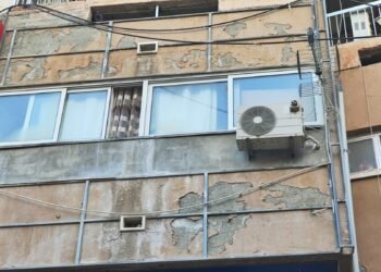 Larnaca: Two more dangerous apartment buildings are demolished