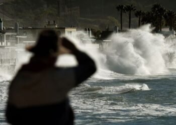 The risk of a 'super' El Niño is rising. Here's what it means for North AmericaThe Pacific weather event will have far-reaching impacts across hurricane season, food harvests and weather in the US and Canada in the coming months.