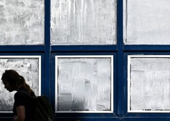 Why the French are painting chalk on their windowsEurope is in the grip of a record-breaking heatwave. To help stay cool, people in France have been turning to an unusual solution – chalk. Here's the science behind the trend.