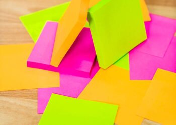 ENGLISH DIGEST 實用美語(空中美語)
Sometimes the most revolutionary inventions emerge from apparent failures. The Post-it Note, now found in offices and homes worldwide, originated from a “failed” adhesive developed by a 3M scientist, Spencer Silver, in 1968. While attempting to create an ultra-strong glue, Silver instead produced an