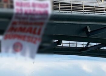 Everyone turned and looked at the 6-line banner hung by women.