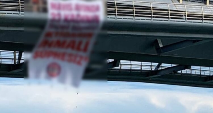 Everyone turned and looked at the 6-line banner hung by women.