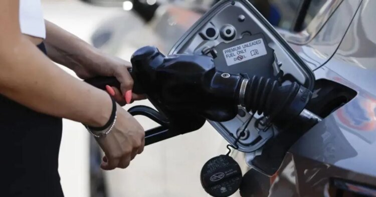 United States: gasoline price drops for the first time since the end of March