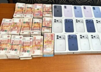 An airport employee tried to take out a package containing 14 million Russian rubles and 30 mobile phones through the official checkpoint.