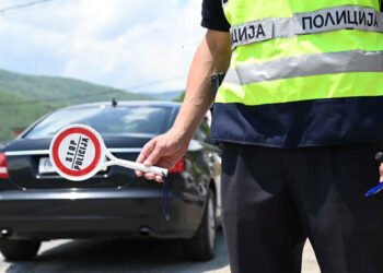 After a misunderstanding in traffic, a car hit a motorcycle and dragged the motorcyclist, then he ran away