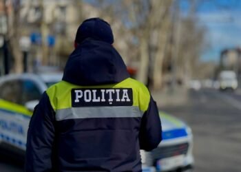 Road accident in Singer: A motorcycle crashed into a police car, then a group of people damaged the car (VIDEO)