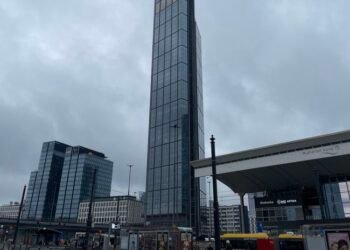 Glass fell from the facade of the tallest skyscraper in the EU onto the street. The building is owned by a Slovak company – Svet – Správy