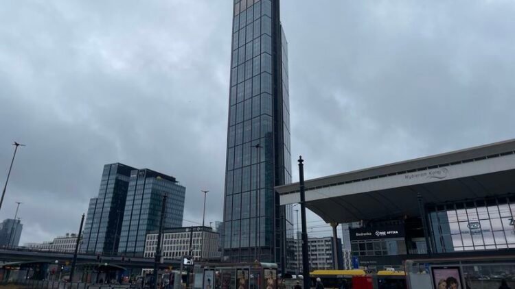 Glass fell from the facade of the tallest skyscraper in the EU onto the street. The building is owned by a Slovak company – Svet – Správy
