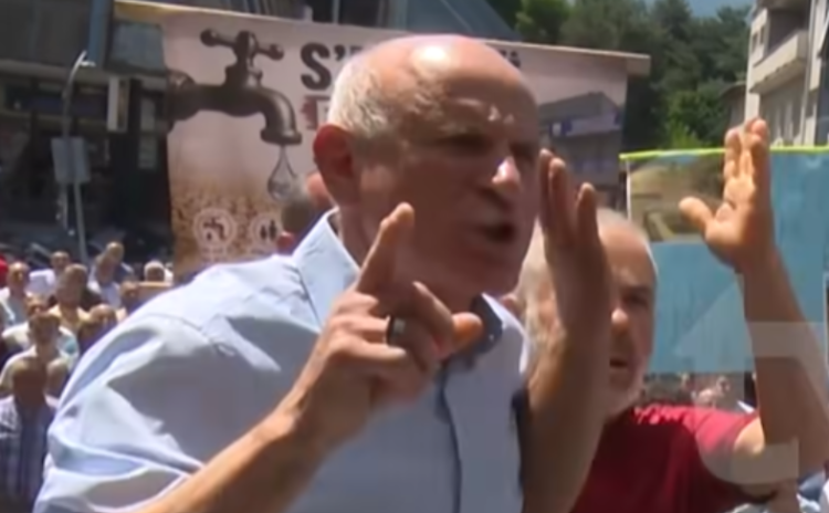 VIDEO | Tensions and an incident in front of the Municipality of Gostivar, angry residents of Debreshe demanded water