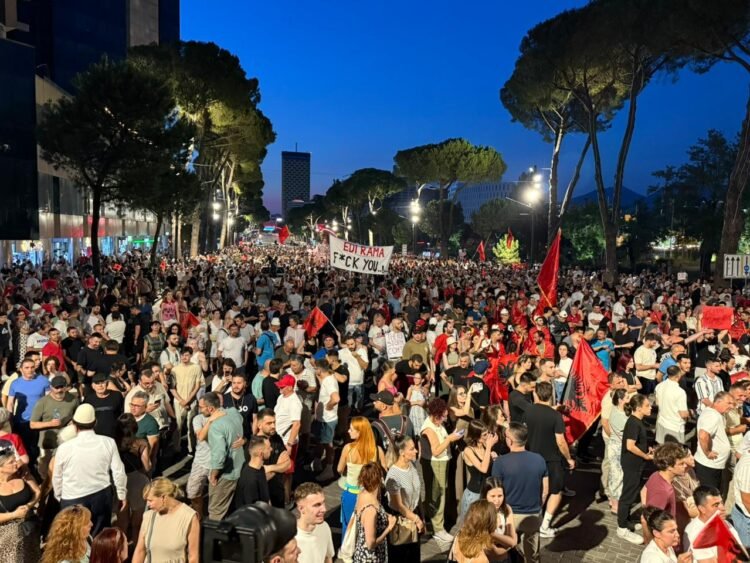 “The ‘King’ is naked, the scandals have come to light!”- Protests against the government, activist Tepelena: Rama should run away an hour ago! We are dismantling the regime
