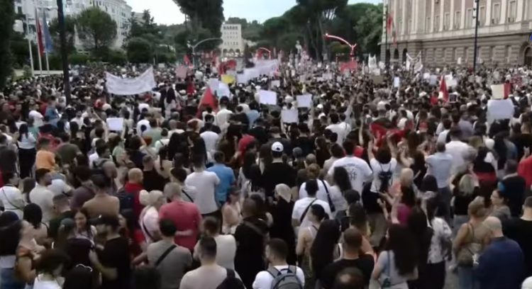 “You are the chief thief and traitor of Albania!”- Protest for Zvërnec, the citizen: Edi Rama resigns! We will not leave without you leaving this office!