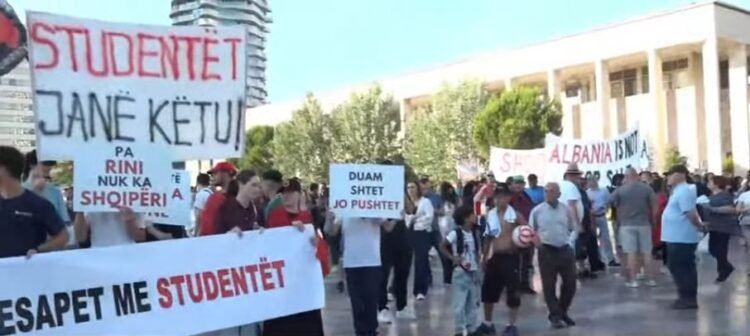 VIDEO/ “Don’t fall prey to provocations” – Thousands of Albanians protest, the Diaspora joins in: Albania is not for sale! Rama resigns