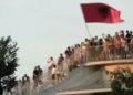 VIDEO/ This also happens, the boulevard is overflowing with thousands of protesters, citizens climb to the former “Pyramid” with Albanian flags! (PHOTO)