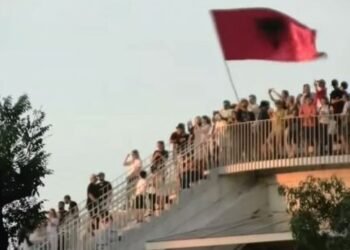 VIDEO/ This also happens, the boulevard is overflowing with thousands of protesters, citizens climb to the former “Pyramid” with Albanian flags! (PHOTO)