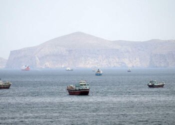US demands opening of Strait of Hormuz as key condition for talks with Iran