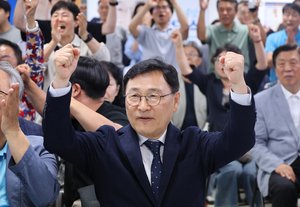 Jung Geun-sik projected to win second term as Seoul education chief: exit polls