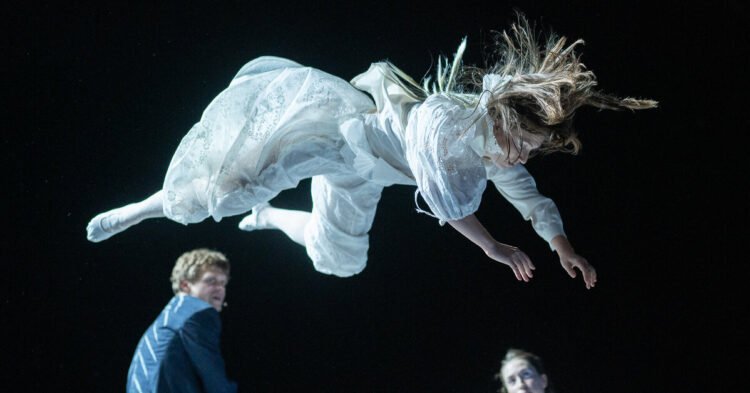 In Kėdainiai – artistic event festival “Formos”: contemporary circus, baroque poetry and bare feet painting | Culture