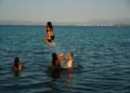 Why do tourists carry plastic bags into the sea, the “Balkan method” has a very practical purpose