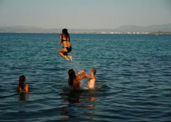 Why do tourists carry plastic bags into the sea, the “Balkan method” has a very practical purpose