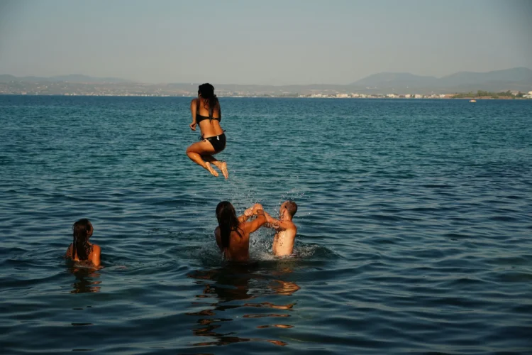 Why do tourists carry plastic bags into the sea, the “Balkan method” has a very practical purpose