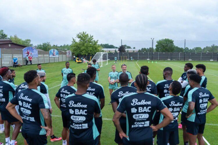 The Panamanian fans support the national team in their last open training session