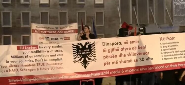VIDEO/ “We filled the artists’ pockets, sold out”- Diaspora with the giant banner, reveals 6 demands: From resignation and technical government, to the Electoral Code