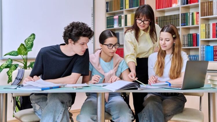 QUIZ: Who wrote the novels The House on the Hill or The Living Whip? Will you complete the school test from elementary school with the full number of points?