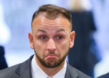 Execution against Šutaj Eštok is not taking place. The court overturned the original verdict, the police officers around Čurillo will not see the money yet – Domáce – Správy