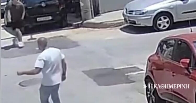 Piraeus: The moment when the two brothers try to escape from the 77-year-old man with the trident (video)