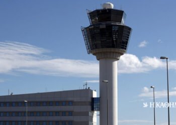 Reactions to flight delays in the middle of the tourist season