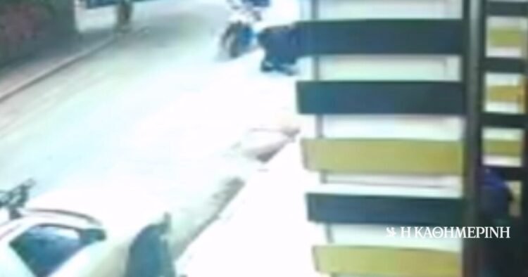The moment of the arrest of a 32-year-old armed man in the center of Athens (video)