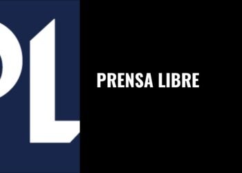 Paramedics rescue passengers from a bus that went to the bottom of a ravine in Chichicastenango